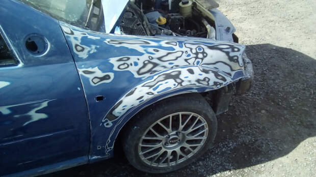 Машину, ранее побывавшую в ДТП, готовят к покраске. | Фото: drive2.ru.