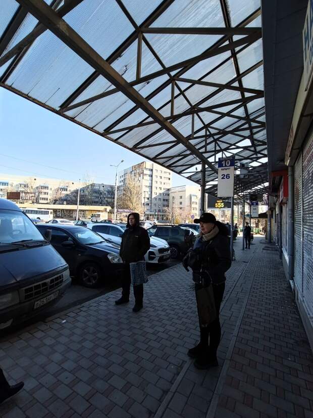 Автостанция ж/д вокзала, машины паркуются и препятствуют к посадке на автобусов