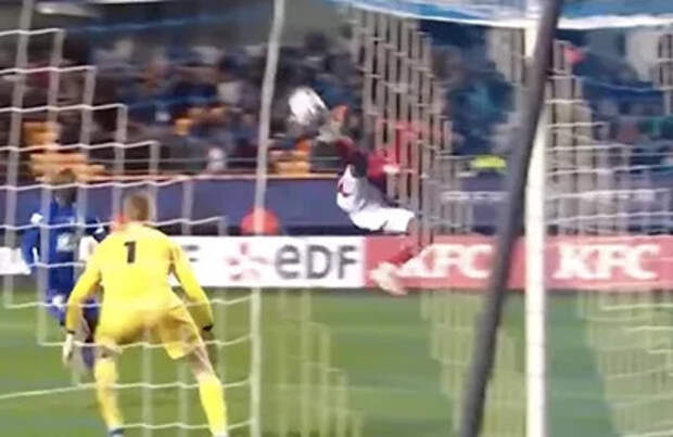 Перекинул вратаря пяткой на 90+2 – и вывел дальше в Кубке! Внезапный хайлайт из Франции