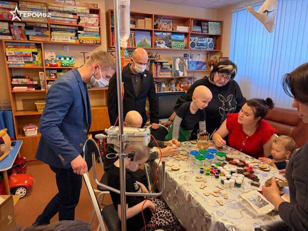 «ГЕРОИ62» и Ассамблея народов России устроили праздник в детском онкоотделении