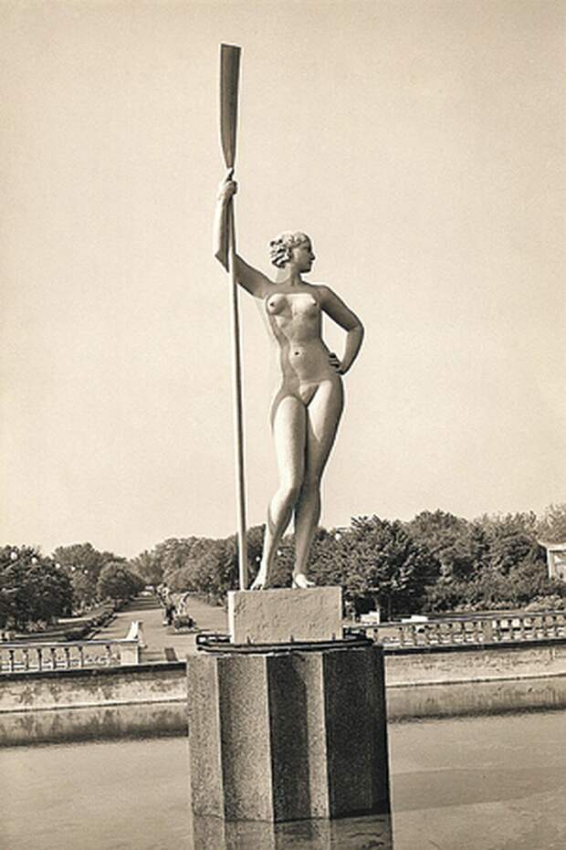Скульптура девушка с веслом фото в парке горького