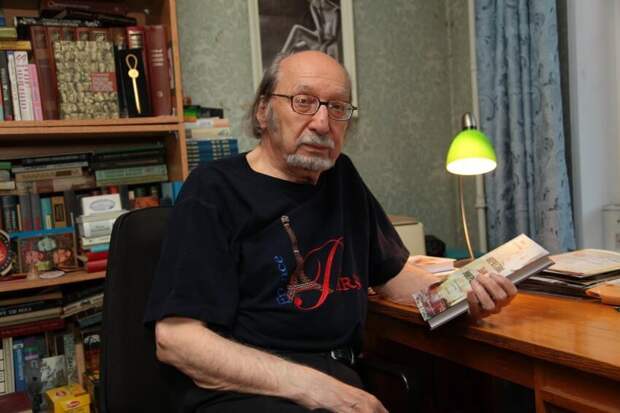 «С удовольствием провожу время среди книг»: житель улицы Куусинена не скучает дома