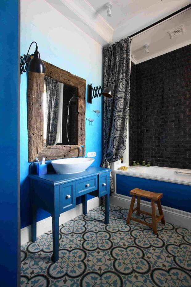 Сказочная синяя ванная с орнаментальной плиткой и винтажными элементами мебели
