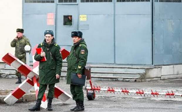 На фото: военнослужащие на территории 102-й российской военной базы.
