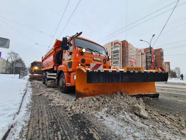 Дороги Ленинградской области на длинных выходных убирали более 3,8 тысячи единиц техники