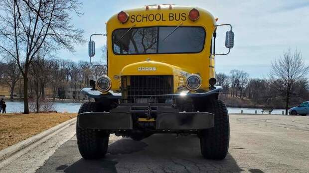 Школьный автобус 1948 года с двигателем от Dodge Hellcat