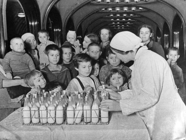 В московском метро, на станции «Маяковская», используемой как бомбоубежище, идет раздача молока детям. Январь 1942 В московском метро, на станции «Маяковская», используемой как бомбоубежище, идет раздача молока детям. Январь 1942