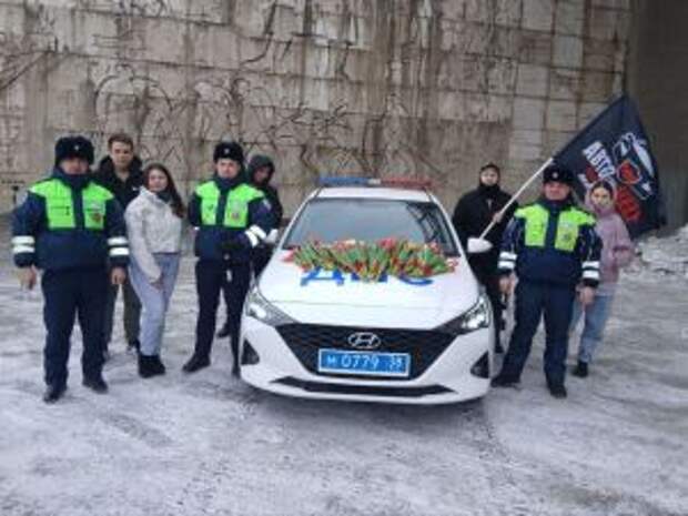 В Братске инспекторы ДПС и волонтёры дарили тюльпаны автоледи вместо проверки документов