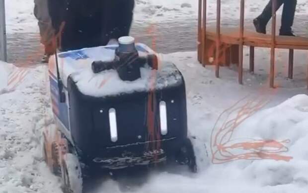 Москвичи спасли заваленного снегом робота-доставщика и попали на видео