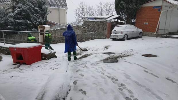 В Ялте ликвидируют последствия снегопада: сложная ситуация в Гурзуфе