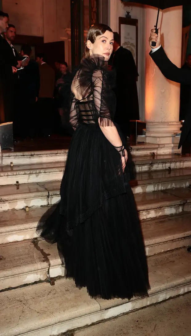 Летиция Каста, Дочь Умы Турман, Розамунд Пайк и другие звезды посетили гала-ужин Dior