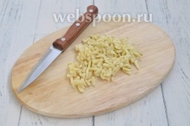 Порезать мелко чеснок.