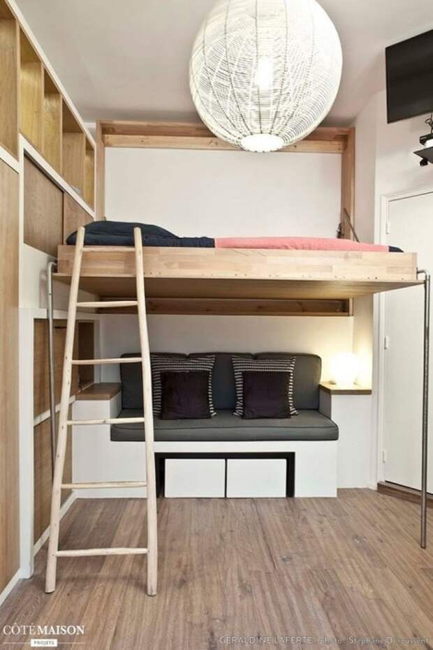 Под кроватью-чердаком можно организовать зону отдыха. / Фото: staradeal.com