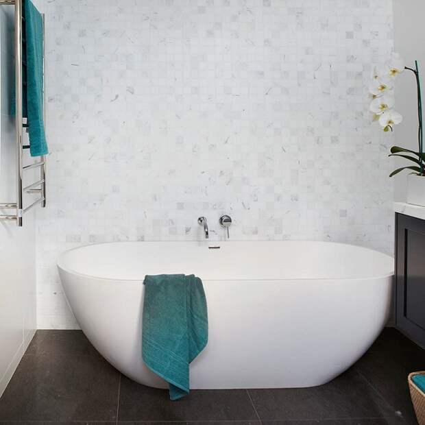 Хорошенький вариант оформить ванную комнату в белом цвете, что выглядит своеобразно и свежо.