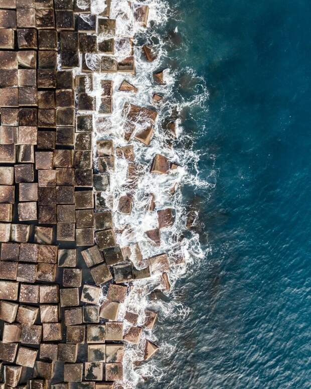 2. Каменные блоки на морской дамбе барселона, беспилотник, вид с воздуха, вид сверху, дрон-фотография, с высоты птичьего полета, фотограф, фотоискусство