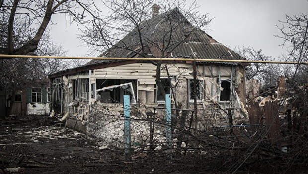 Разрушенный в результате обстрелов дом в поселке Чернухино Луганской области. Архивное фото