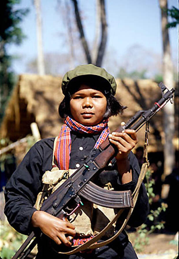 АК-47 - автомат Калашникова калибр 7,62-мм АК-47 - автомат Калашникова калибр 7,62-мм