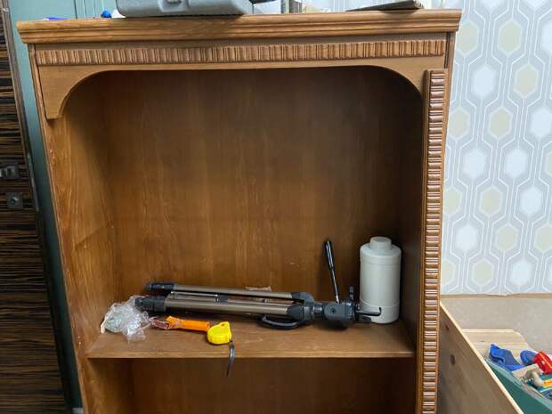 Я всех приветствую на моем канале. В этой статье я покажу переделку старой советской стенки. Вообще изначально это была огромная стенка.-9