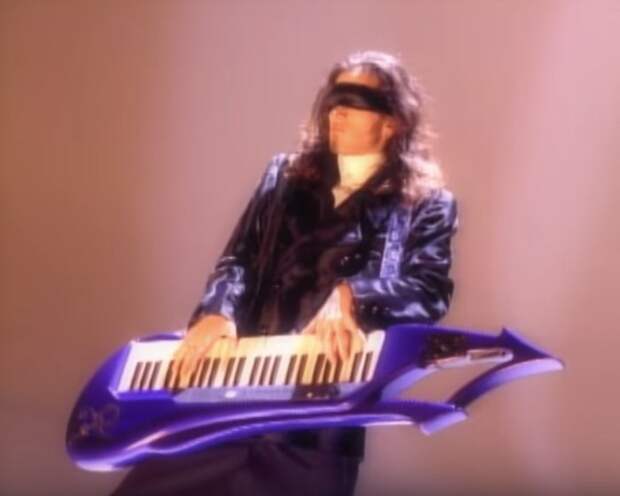 Tommy Barbarella играет на Purpleaxxe. /Фото: pbs.twimg.com