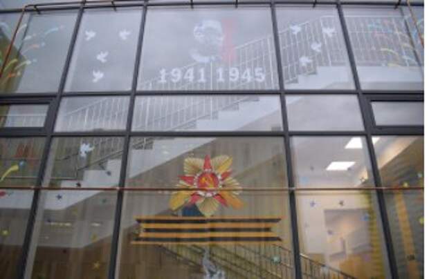 Окна на Синявинской украсили победной символикой