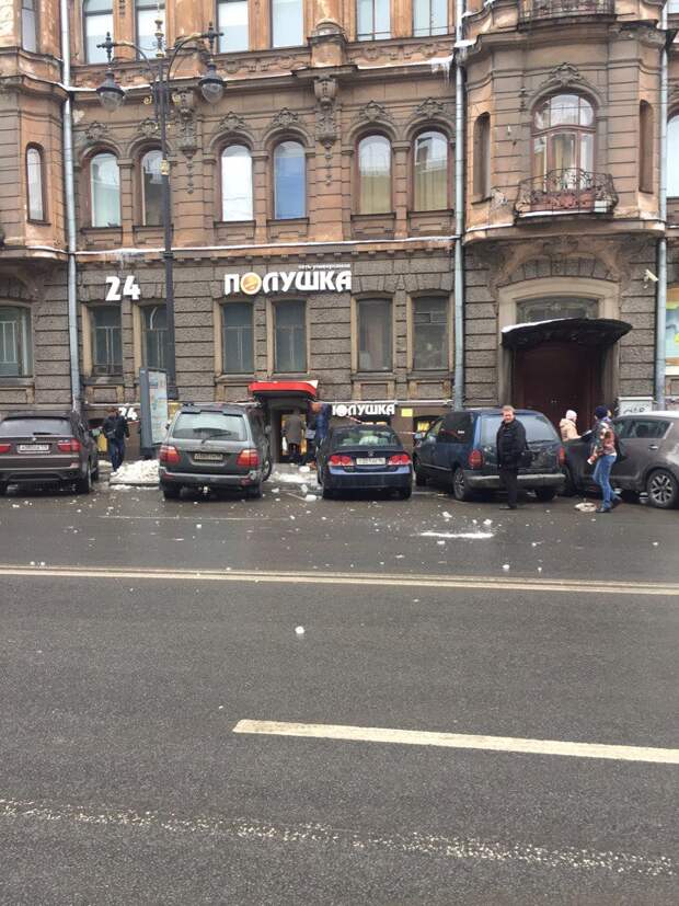 Автомобили, пострадавшие от падения сосулек в Санкт-Петербурге Автомобили, пострадавшие от падения сосулек в Санкт-Петербурге зима, санкт-петербург, сосулька