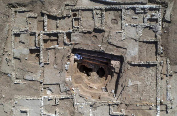 На юге Израиля обнаружена построенная 1200 лет назад роскошная вилла с фресками и колодцем