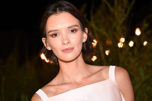 Актриса Паулина Андреева снялась в прозрачном платье из перьев