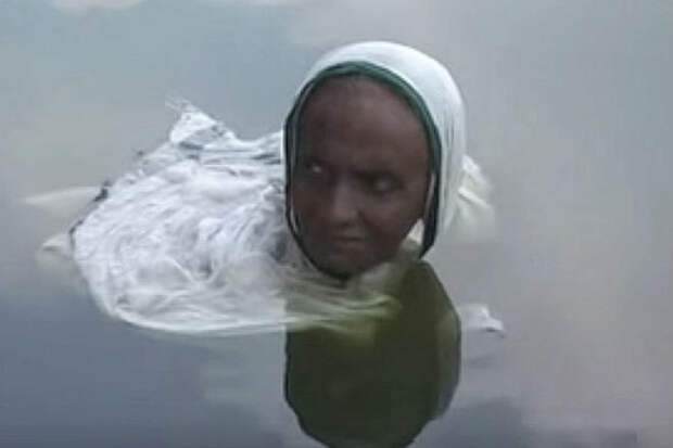 Индийская женщина сидит 20 лет по шею в озере и никто не понимает причин