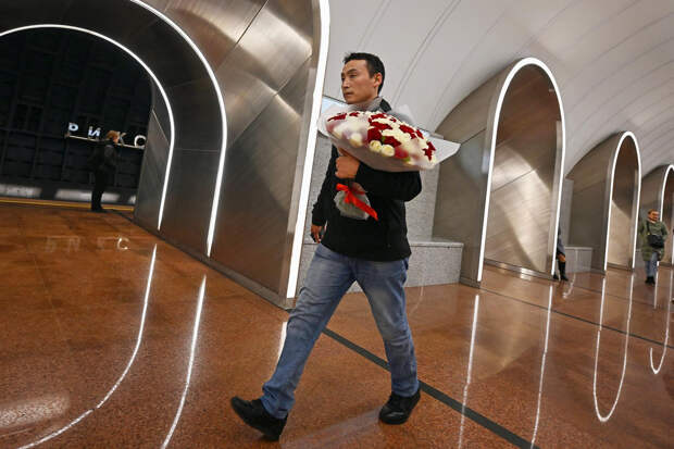 Коуч по отношениям раскрыла выгоду для мужчин при дарении цветов женщинам