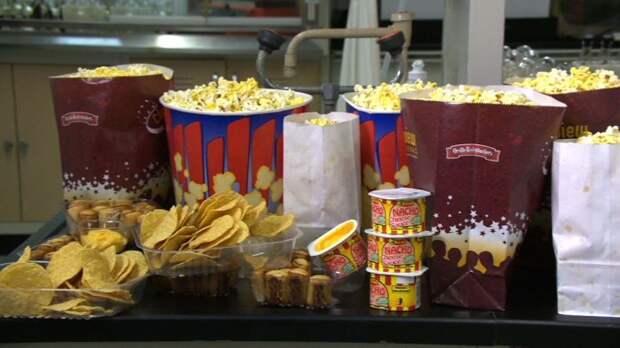 Не зря еда и напитки в кинотеатрах такие заманчивые. /Фото: i.ytimg.com