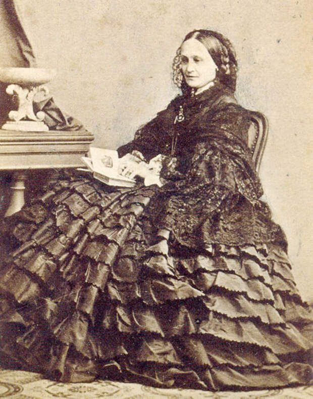 Н. Н. Пушкина-Ланская. Ницца, 1863 (Всероссийский музей А. С. Пушкина) Н. Н. Пушкина-Ланская. Ницца, 1863 (Всероссийский музей А. С. Пушкина)
