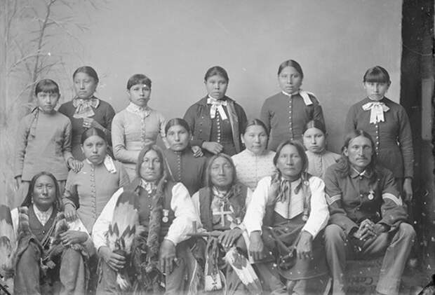 В школах для индейцев с девятнадцатого века, когда важнее считалось научить не сидеть на земле и молиться Христу, чем решать уравнения, мало что изменилось к двадцатому веку.