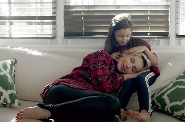 Светлана Лобода представила клип на песню "Мой". Он состоит из редких кадров из семейного архива