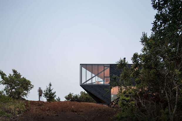 Стильный дом с угловым консольным этажом в Чили