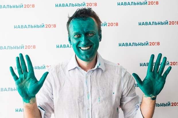 Обливание политиков зеленкой прочно вошло  в "моду" несколько лет назад. Некоторые облитые злятся и бегут в суд, некоторые делают на этом пиар