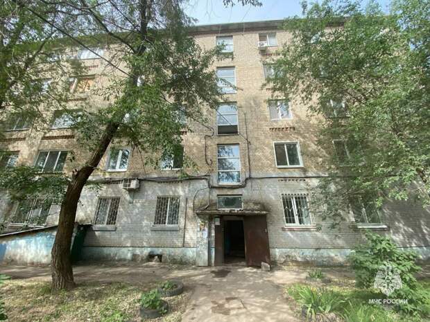 В Саратове жильцы вытащили из горящей квартиры мертвого соседа