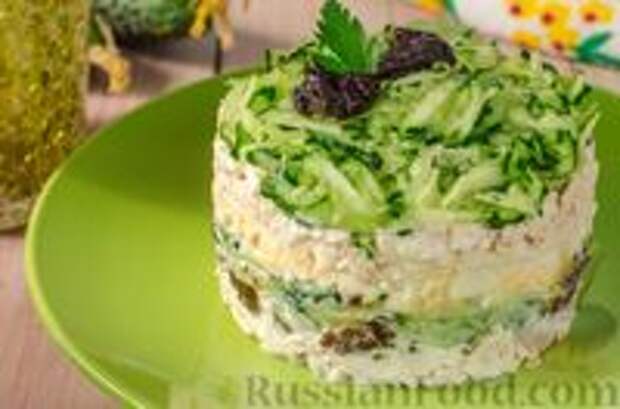 Фото к рецепту: Слоёный салат с курицей, черносливом и огурцом