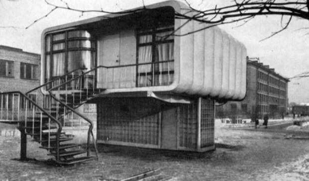 Пластмассовый жилой домик был установлен на цоколь, в котором спрятали инженерные коммуникации. | Фото: lj-editors.livejournal.com..
