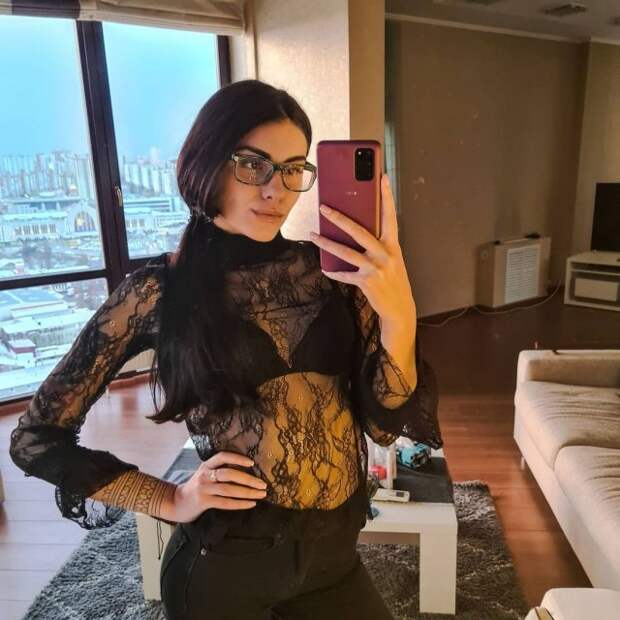 Участница голой фотосессии в Дубае Наталья Чуприна в черном лифчике