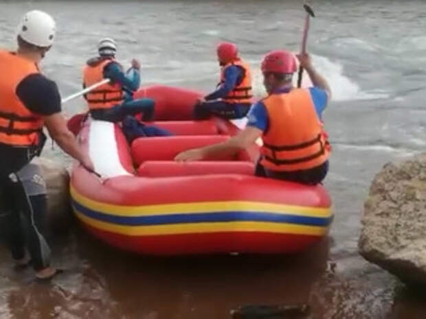 Белый спасатель. Спасение белого медведя. Пожарный мчс. Белый спасатель. Пожарные на пожаре.