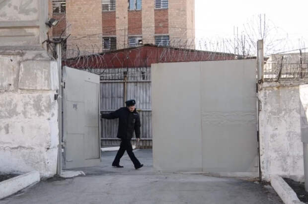 На Урале освободившегося мужчину вновь задержали сразу на выходе из колонии