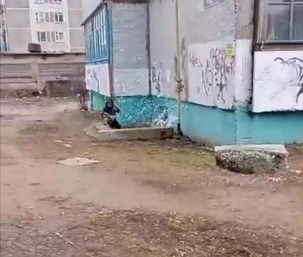 В Смоленске школьник устроил опасные игры под окнами жилого дома
