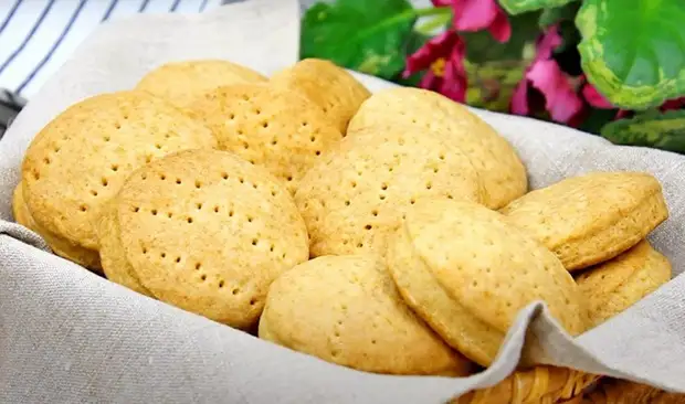 Сдобные, мягкие, немного рассыпчатые пышки с хрустящей корочкой и сливочным ароматом.