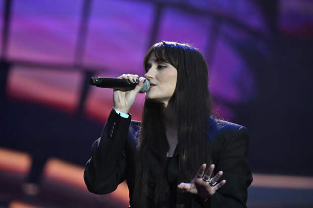 Певица Mona призналась, что плакала во время первой поездки в Париж