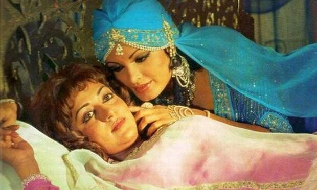 В фильме «Дочь султана» в сценах с участием Парвин Баби и Хемы Малини проскочили намеки на однополую любовь – немыслимая дерзость для патриархальной страны.