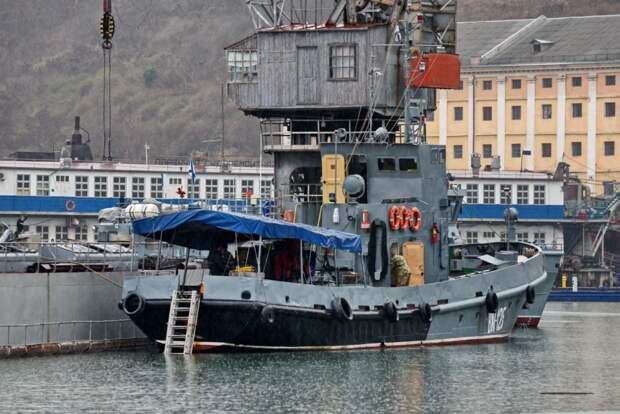 Фоторепортаж: как в Севастополе затонувшую подлодку доставали