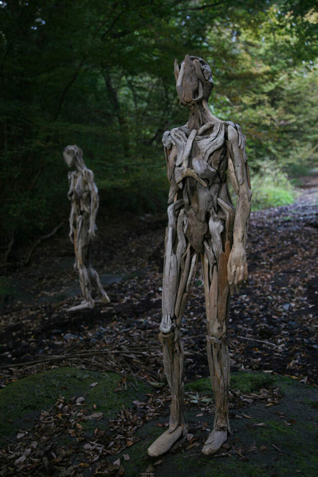 В японском лесу художник создает из коряг жуткие скульптуры, от которых стынет кровь
