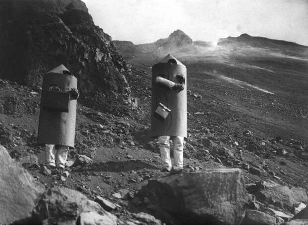 Вулканолог Арпад Кернер со своим помощником в защитных костюмах возле кратера вулкана Стромболи, 1933 год, Италия было, история, фото