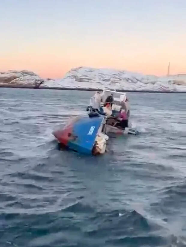 В Баренцевом море перевернулось прогулочное судно с туристами