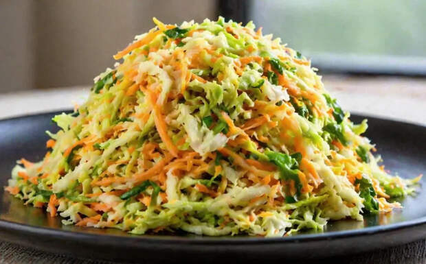 Салат-пятиминутка к шашлыку: съедается быстрее мяса! Капуста остается хрустящей даже через 3 часа